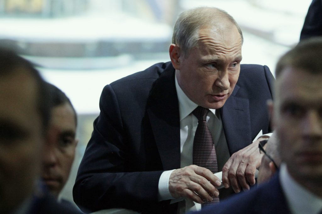 Путин продлил право участников СВО и их родных на кредитные каникулы