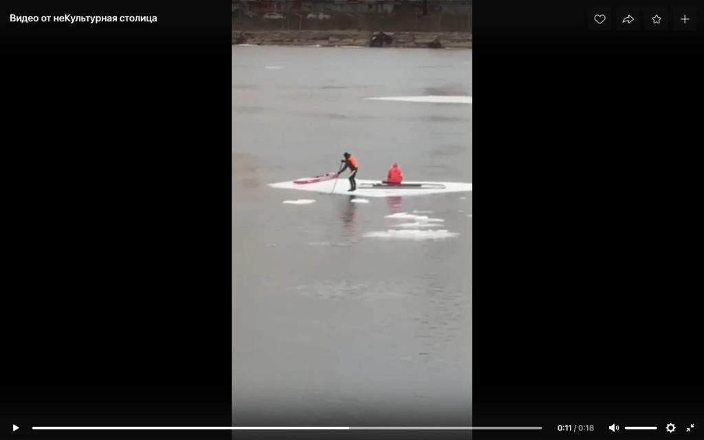 Двое авантюристов «оседлали» льдину на Октябрьской набережной