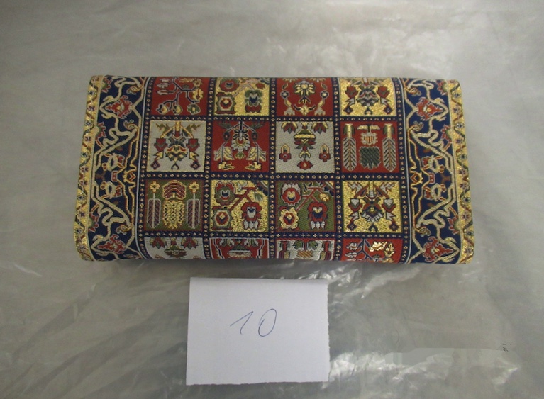 В Пулково остановили пассажира из Турции с 7-ю кг кошельков