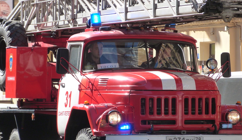 Пожарная машина перевернулась на Пулковском шоссе, пострадал спасатель