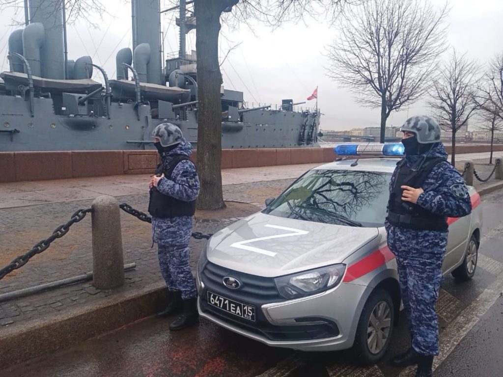 В Петербурге росгвардейцы не дали случиться алкоштурму крейсера Авроры