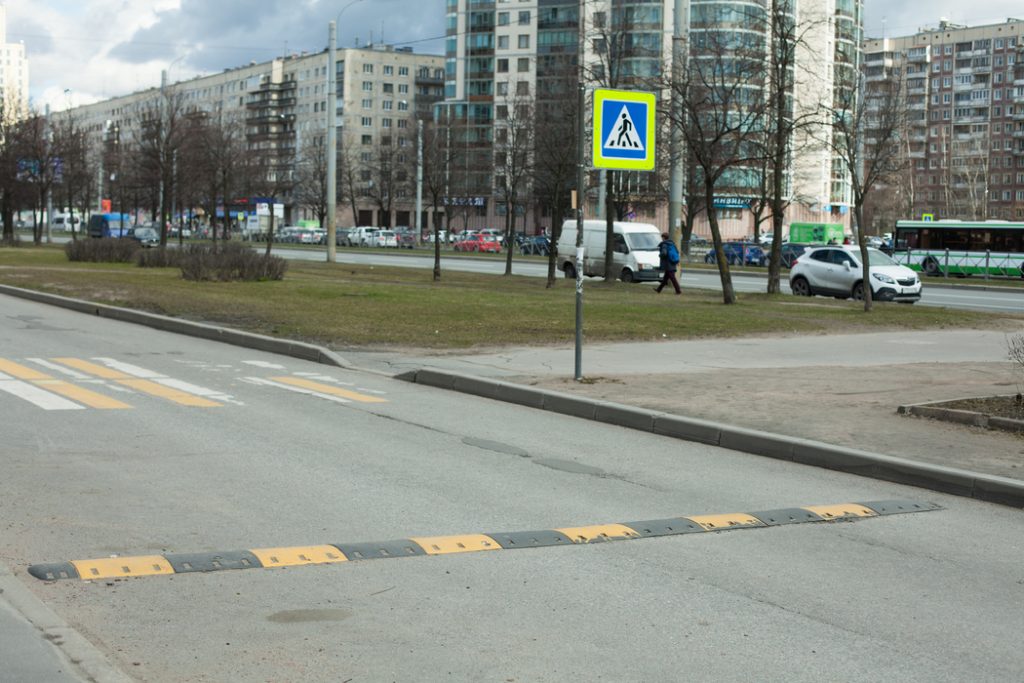 В Петродворцовом районе у 5 пешеходных переходов установили искусственные неровности