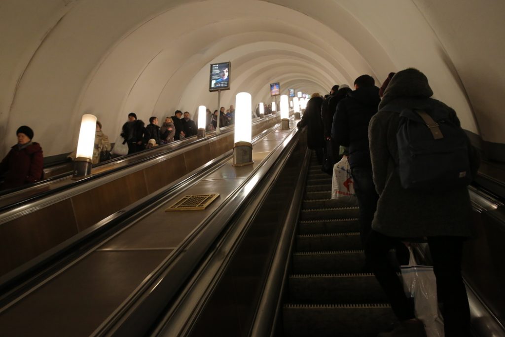 В петербургский метрополитен спустился эксгибиционист и поверг девушек в шок