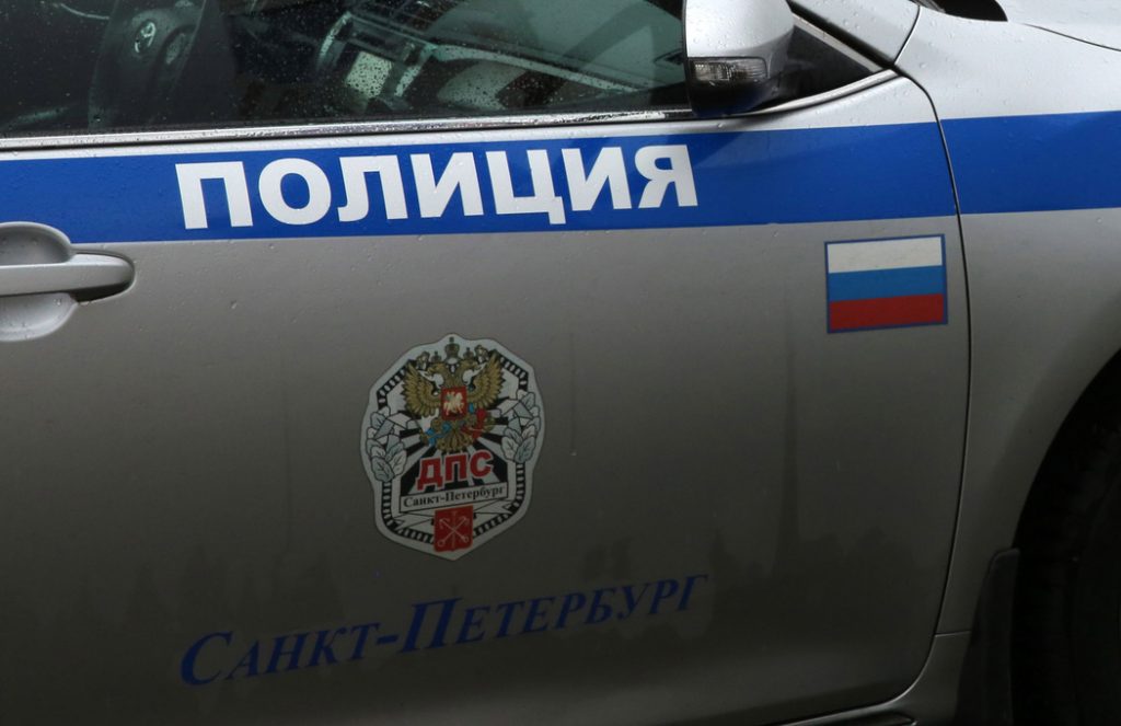 Водитель Haval во дворе на Российском проспекте обматерил петербуржца и стрелял в его сторону