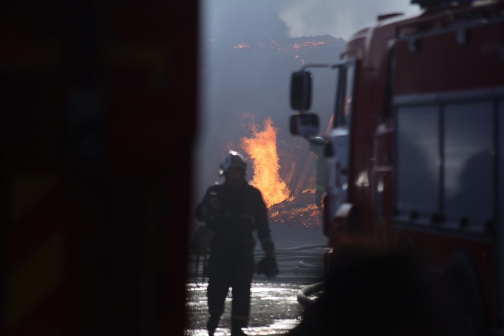 Смертельный пожар в здании на Пулковском шоссе потушили