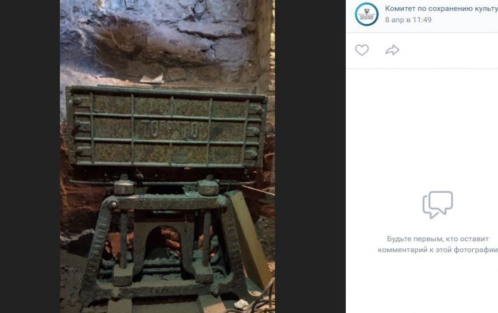 В подвале Дома Щербакова в Гатчине под слоем пыли нашли уникальный артефакт