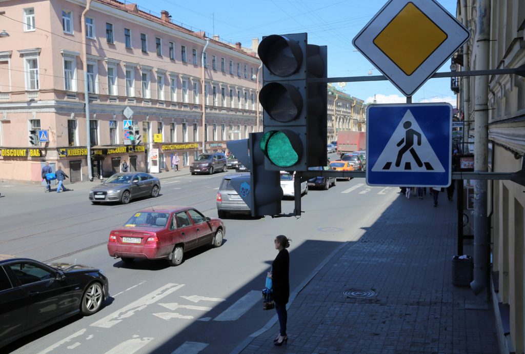 Петербургские водители пожаловались на сбои в работе «зеленой волны»