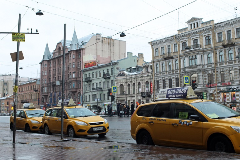 Более половины жителей Петербурга пользуются такси лишь несколько раз в год