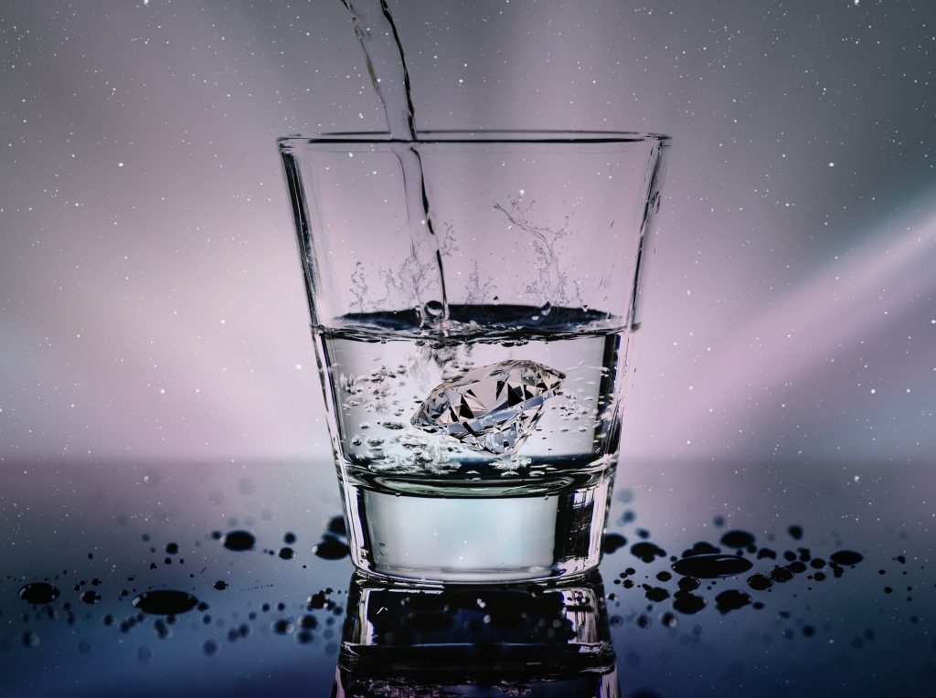 Навредит: диетолог перечислила шесть неправильных способов пить воду 
