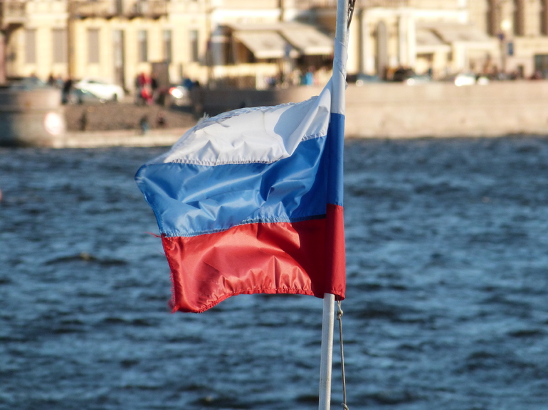 Исаакиевскую площадь в День флага украсила инсталляция в цветах триколора