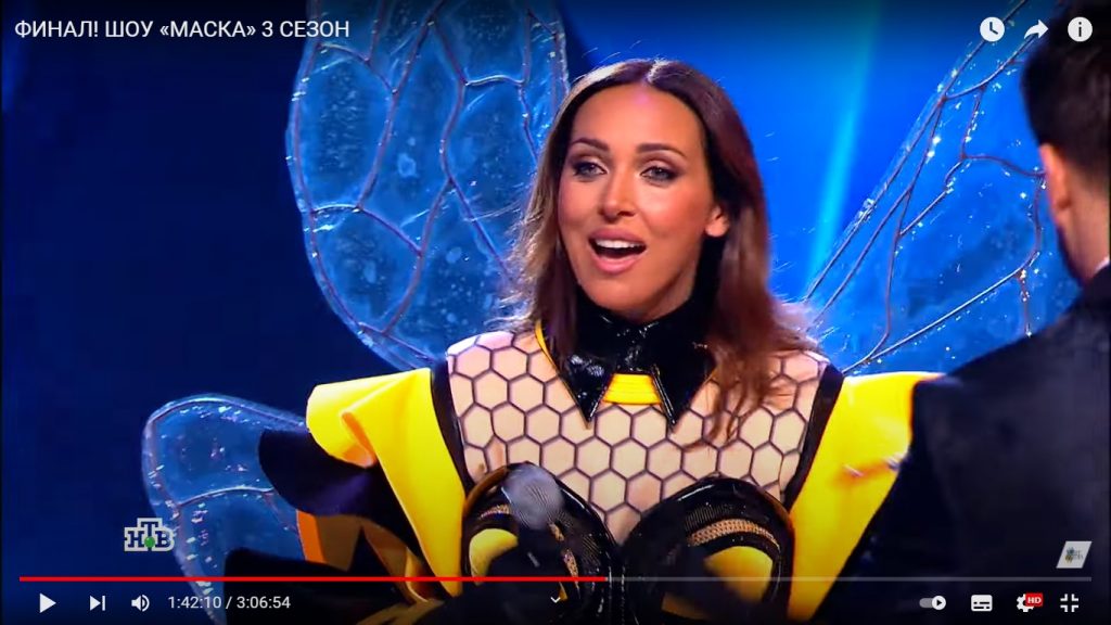 «Озорная и дерзкая»: певица Алсу скрывалась в костюме Пчелы на шоу «Маска»