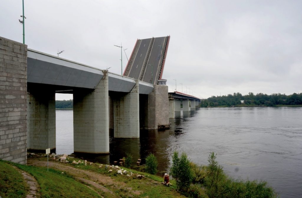 Разводка Ладожского моста заблокирует движение на трассе «Кола» 11 мая