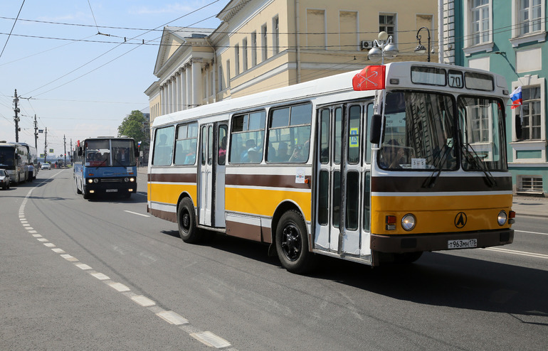 Масштабный парад ретро-транспорта прошел в Петербурге