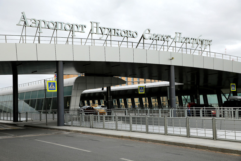 В Пулково задержано 5 самолетов, в Петербурге разбушевался ветер