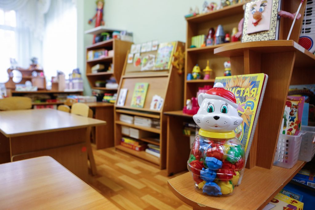 В Красноярске воспитатель оттаскала двухлетнюю девочку за волосы