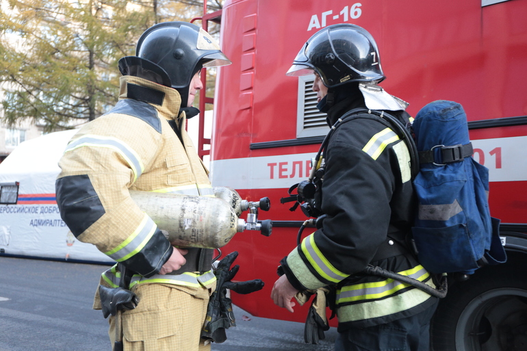 Пожарные потушили пламя, вспыхнувшее в кладовой дома на улице Дыбенко