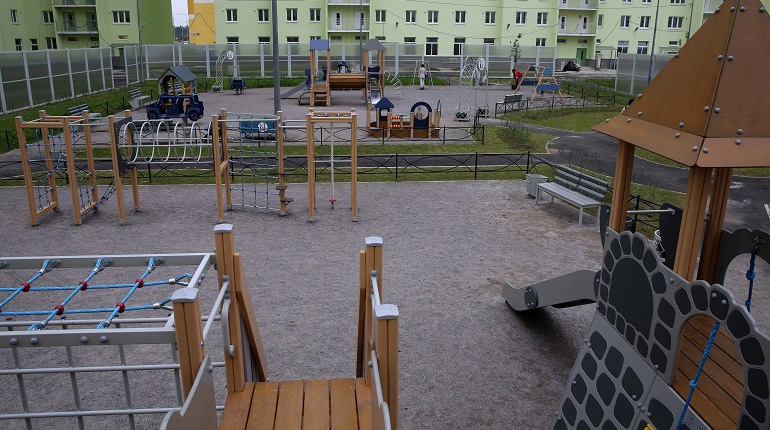 Мужчину без трусов и в тапочках заметили гуляющим по детской площадке на Маршала Захарова