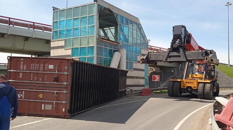 Движение на съезде с Пулковского шоссе на КАД снова перекрыли для уборки контейнера