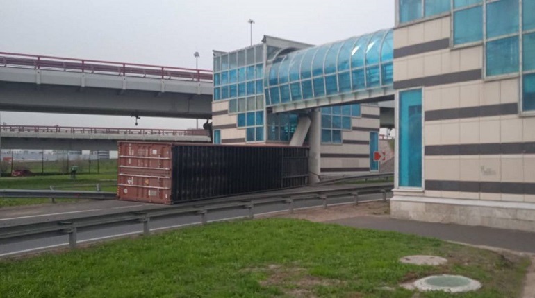 Опрокинувшийся с фуры контейнер снес опору пешеходного моста на КАД на съезде на Пулковское шоссе