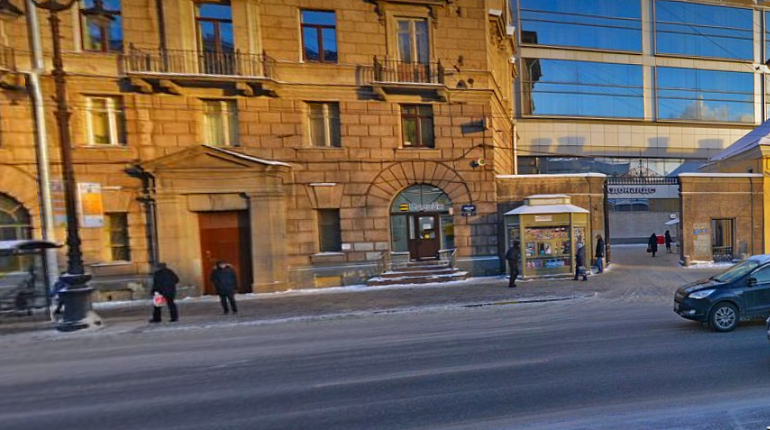Мигранты облюбовали площадь Александра Невского, промышляя частным извозом