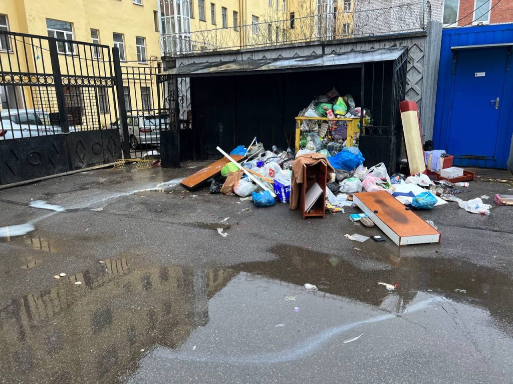 На улице Правды заметили гору мусора рядом с детским садом