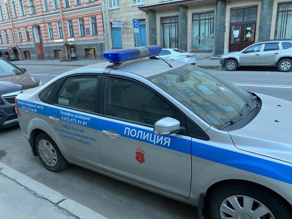 Пьяного охранника в Петербурге заподозрили в стрельбе из автомата из окна квартиры