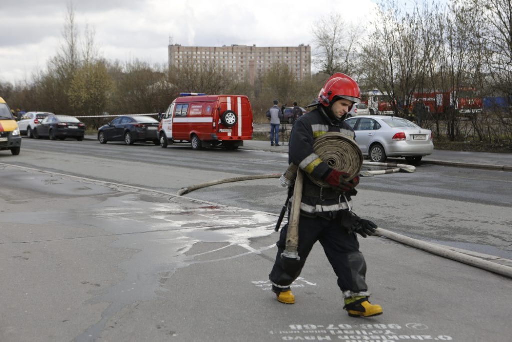На улице Мира пожарные тушат 30 «квадратов» в коммуналке