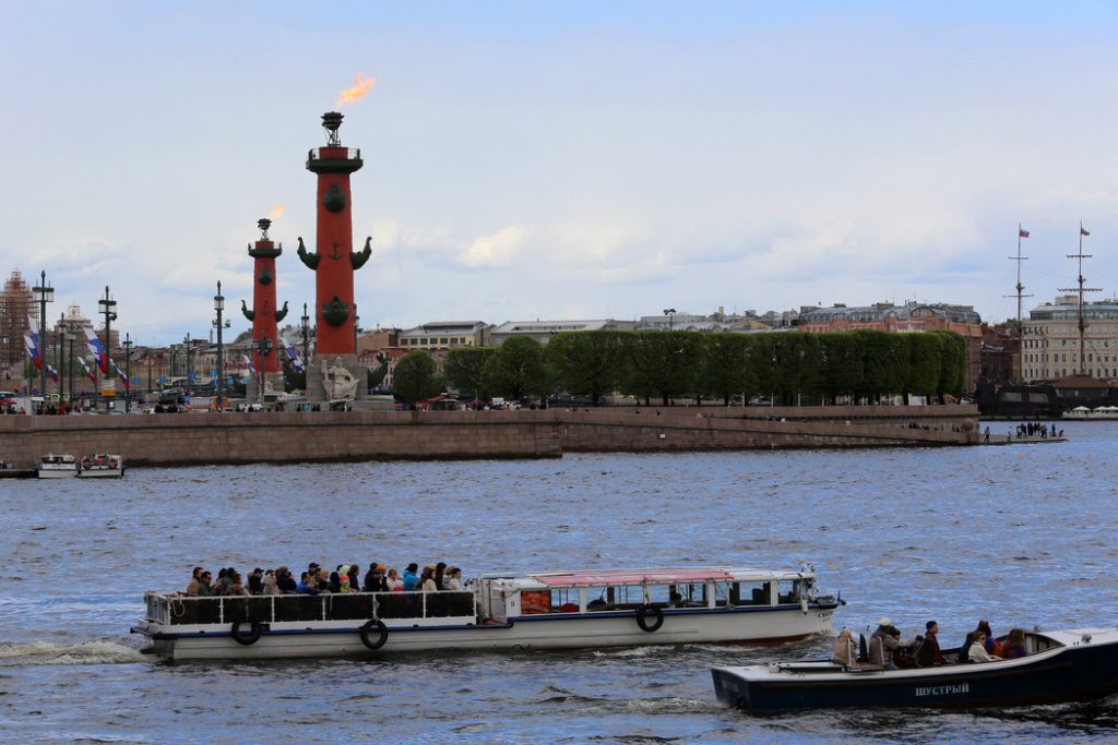Ростральные колонны зажгут на День города в Петербурге, фасады украсят проекции детских рисунков