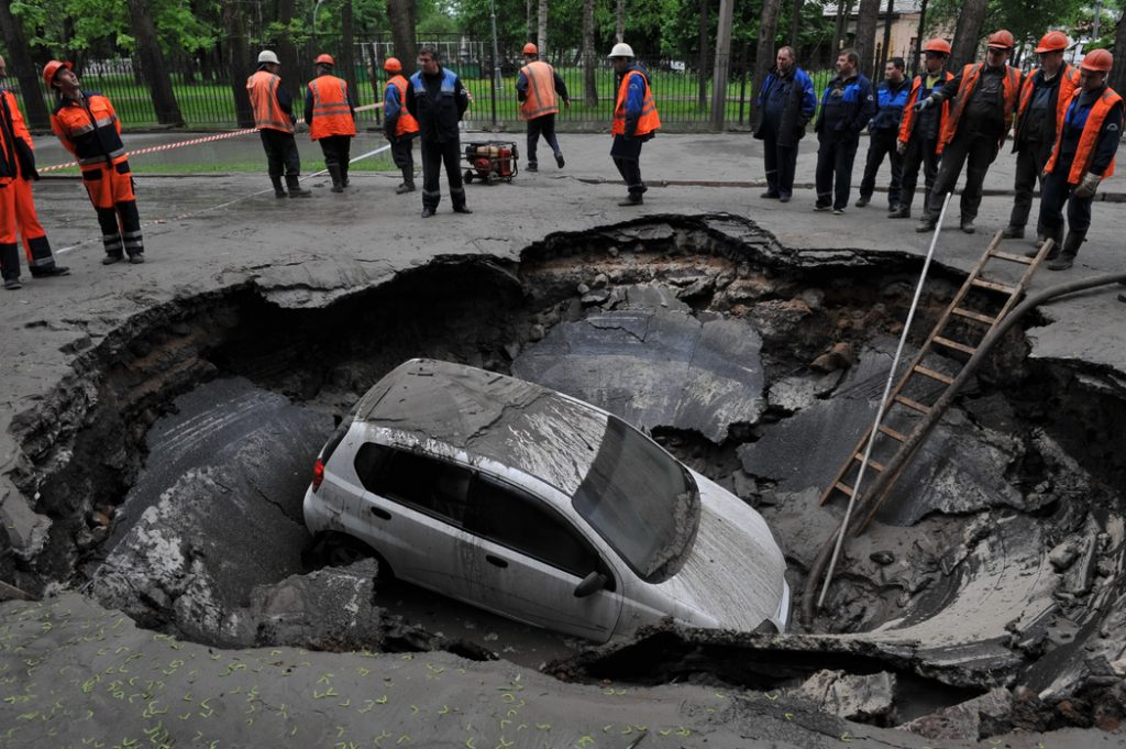 Петербуржцам рассказали, как получить компенсацию за поврежденный в яме автомобиль