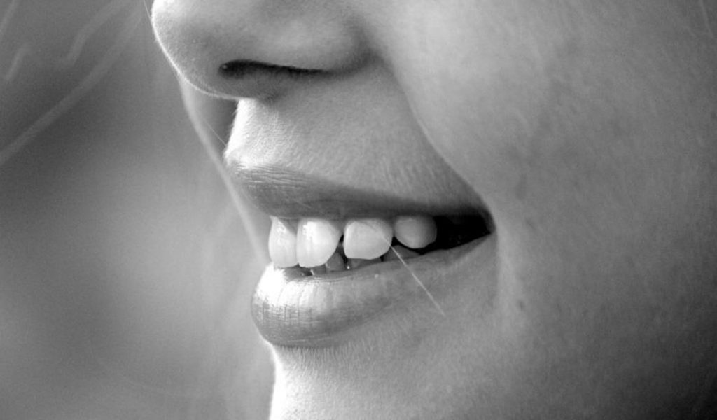 Стоматолог Антипенко назвал продукты, влияющие на цвет зубов