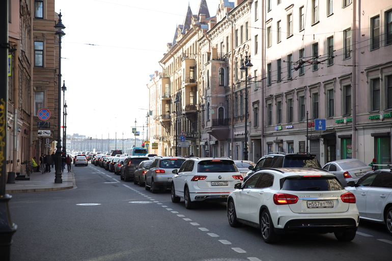 Утренние пробки захватывают Петербург: через час водители будут нервничать
