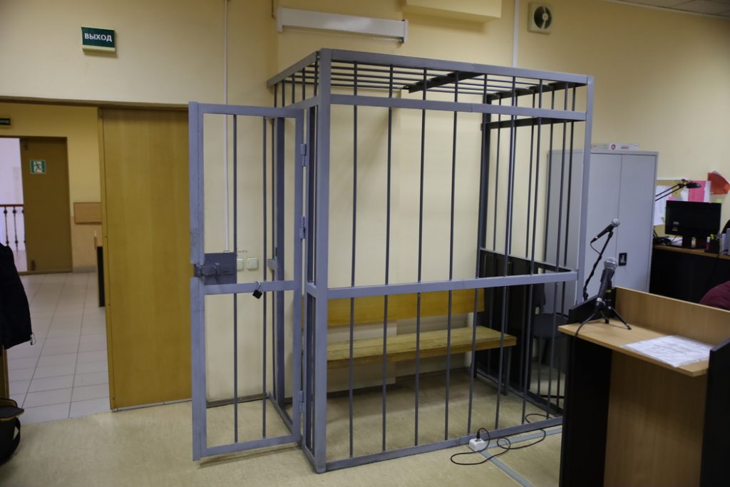 В Петербурге суд приговорил к году ограничения свободы обвиняемого в осквернении музейных гаубиц