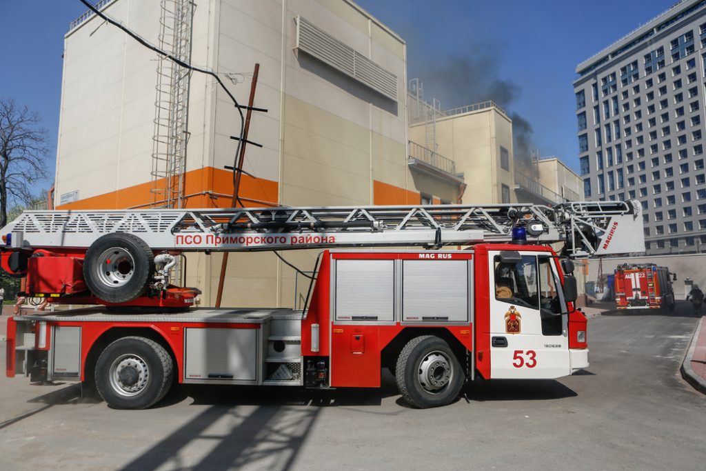 В Петербурге 25 спасателей тушили пожар в доме на Большом Сампсониевском