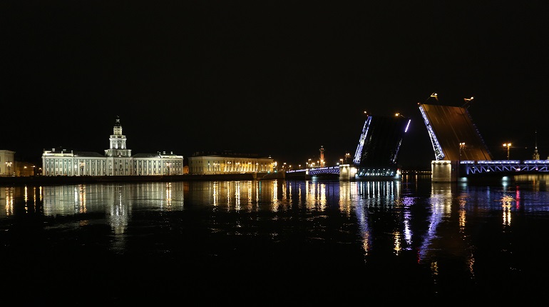 Дворцовый мост в Петербурге на одну ночь стал площадкой для караоке