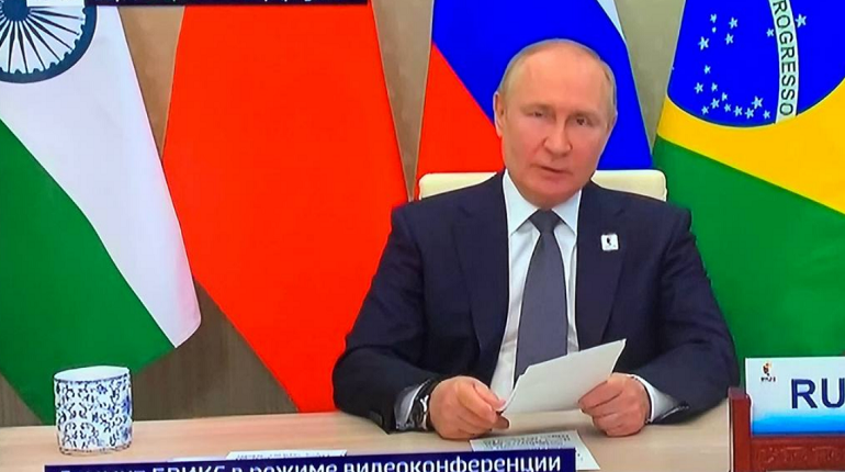 На столе рядом с Путиным появился новый предмет