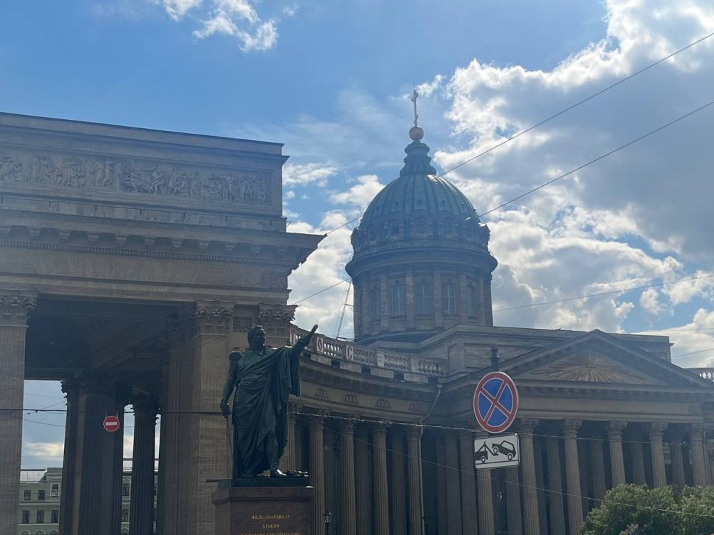 У памятника Кутузову рядом с Казанским собором разогнали стихийную стоянку машин