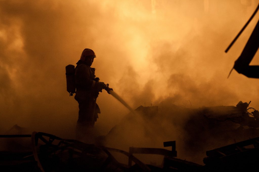 Клубы дыма поднялись у Софийской овощебазы после громкого хлопка