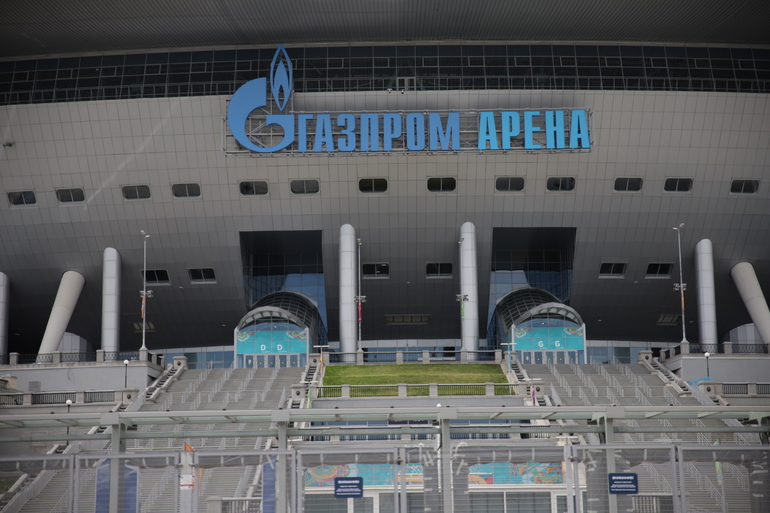Функционеры прикидывают варианты, как забить «Газпром Арену» фанатами на игру «Зенит» — «Химки»?