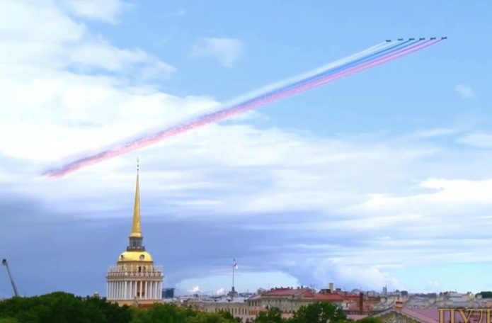 Парад в честь Дня ВМФ завершился расцвечиванием неба над Петербургом в триколор