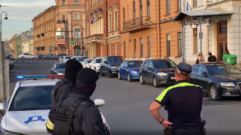 Полиция санкт. Рейд в Петербурге. Автомобиль «полиция». Машина 