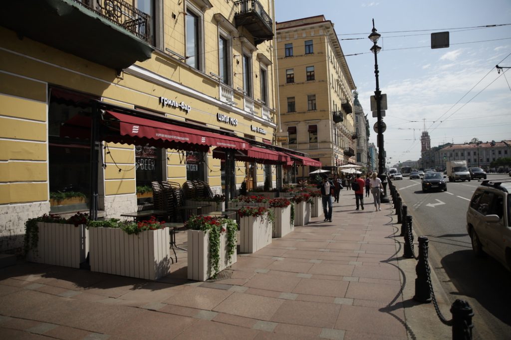 Уличные веранды кафе вернутся в Петербург во вторник 