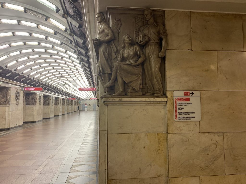 На станции метро «Нарвская» на полу лежал мужчина в луже своей крови