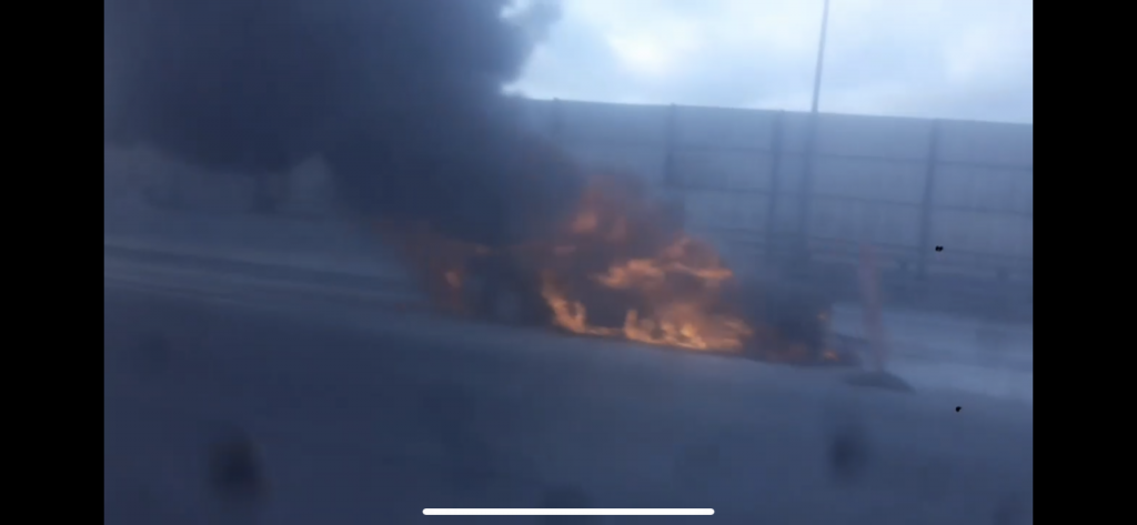 На КАД возле съезда на Шафировский сгорел Mercedes