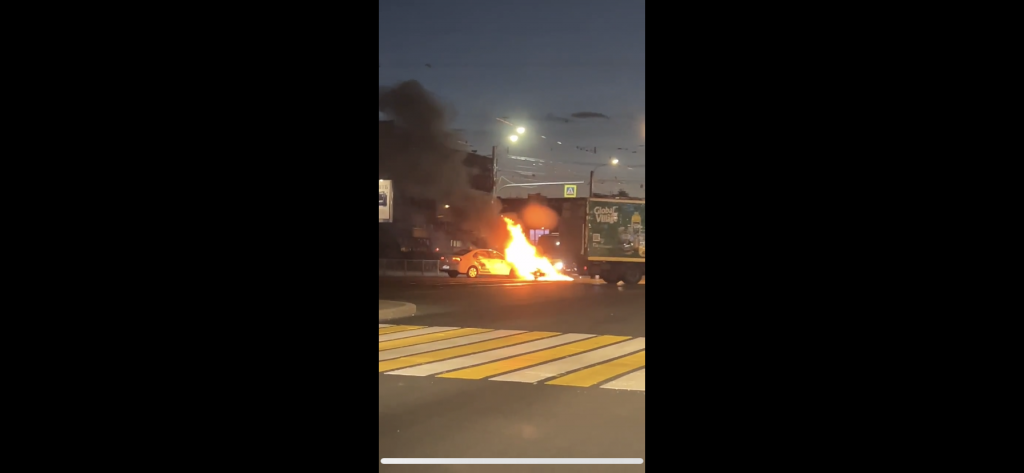 В результате аварии с участием такси во Фрунзенском районе загорелся мотоцикл