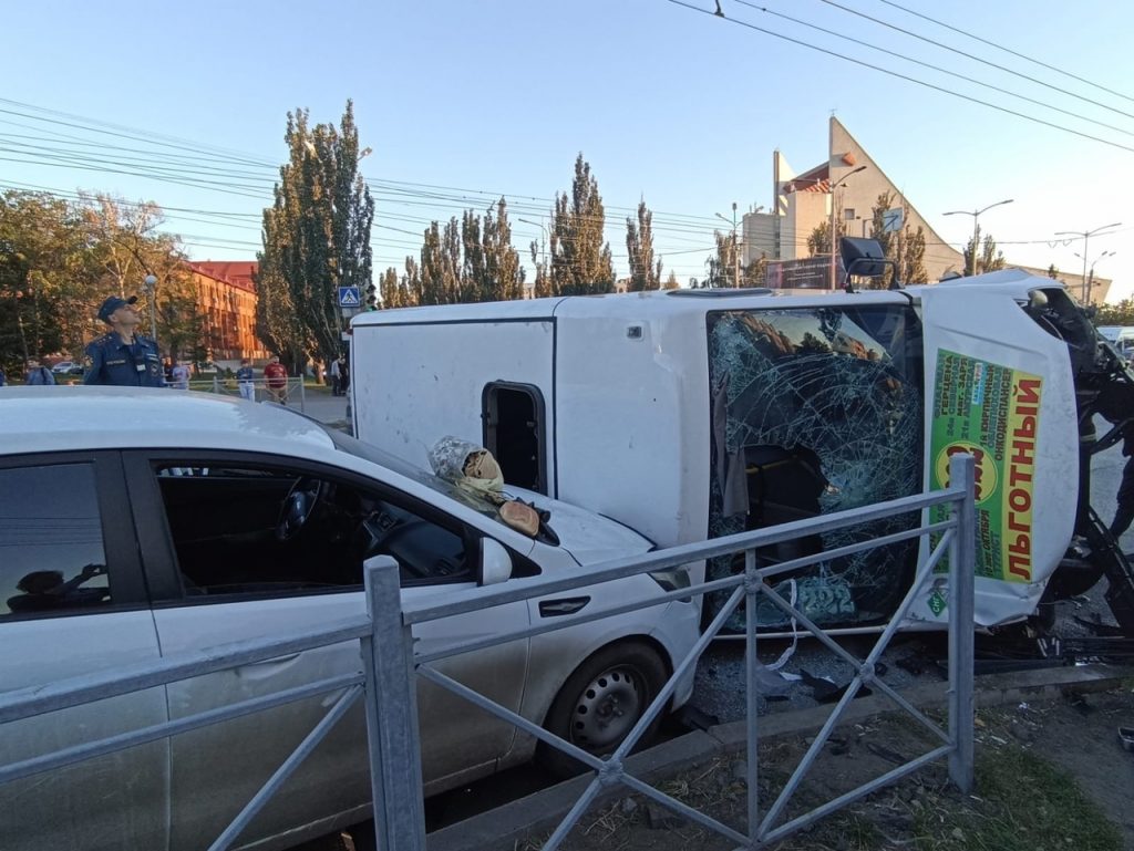 В Омске девять человек пострадали в ДТП с участием маршрутки