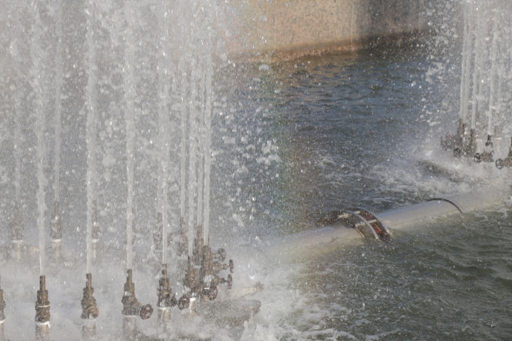 Жара заставила калининградцев нарушить запрет на купание в фонтанах