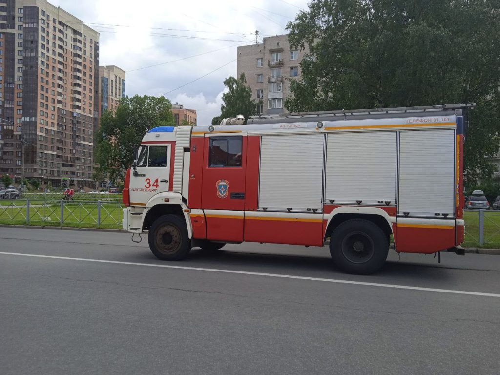 Пожар на Менделеевской локализовали, на месте продолжают работать 110 человек