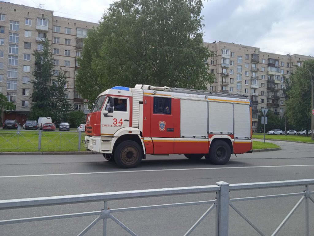 На Бурцева в торгово-административном здании 15 спасателей полчаса тушили пожар 