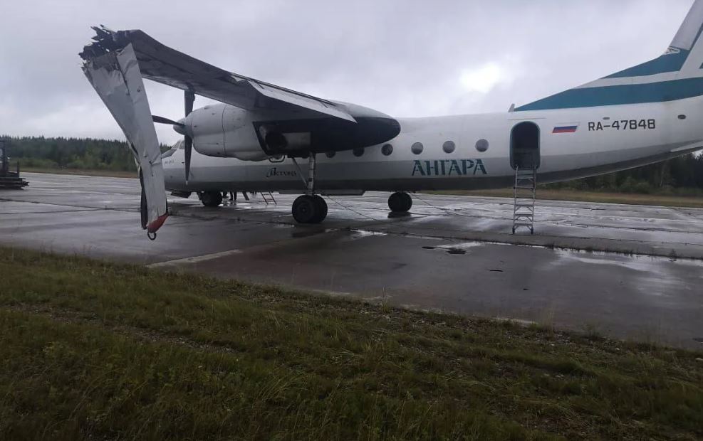 Появились кадры с места посадки Ан-24 со сломанным крылом под Иркутском