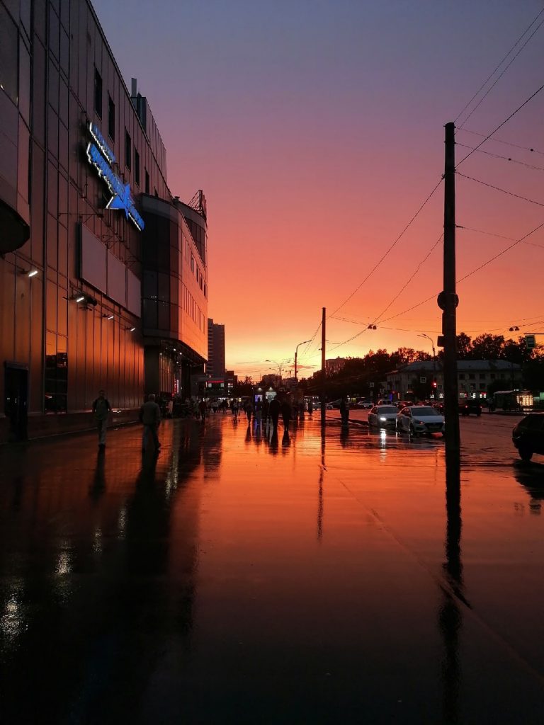 Петербуржцев после дождя ждал огненный закат